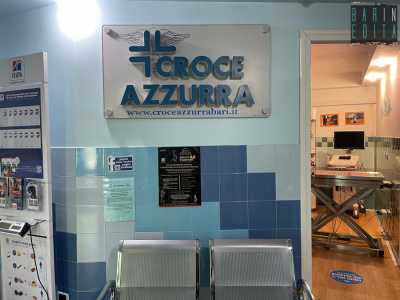 Entriamo cos� nell�area d�attesa, dalla quale intravediamo una sala operatoria...